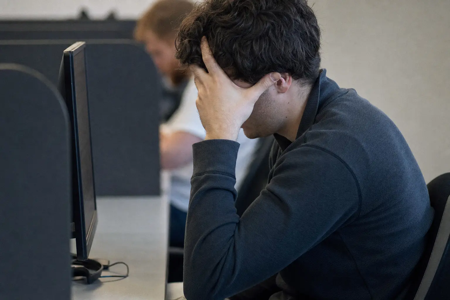 Kandidaat die zich voorbereid op het Wft examen zonder fouten te maken