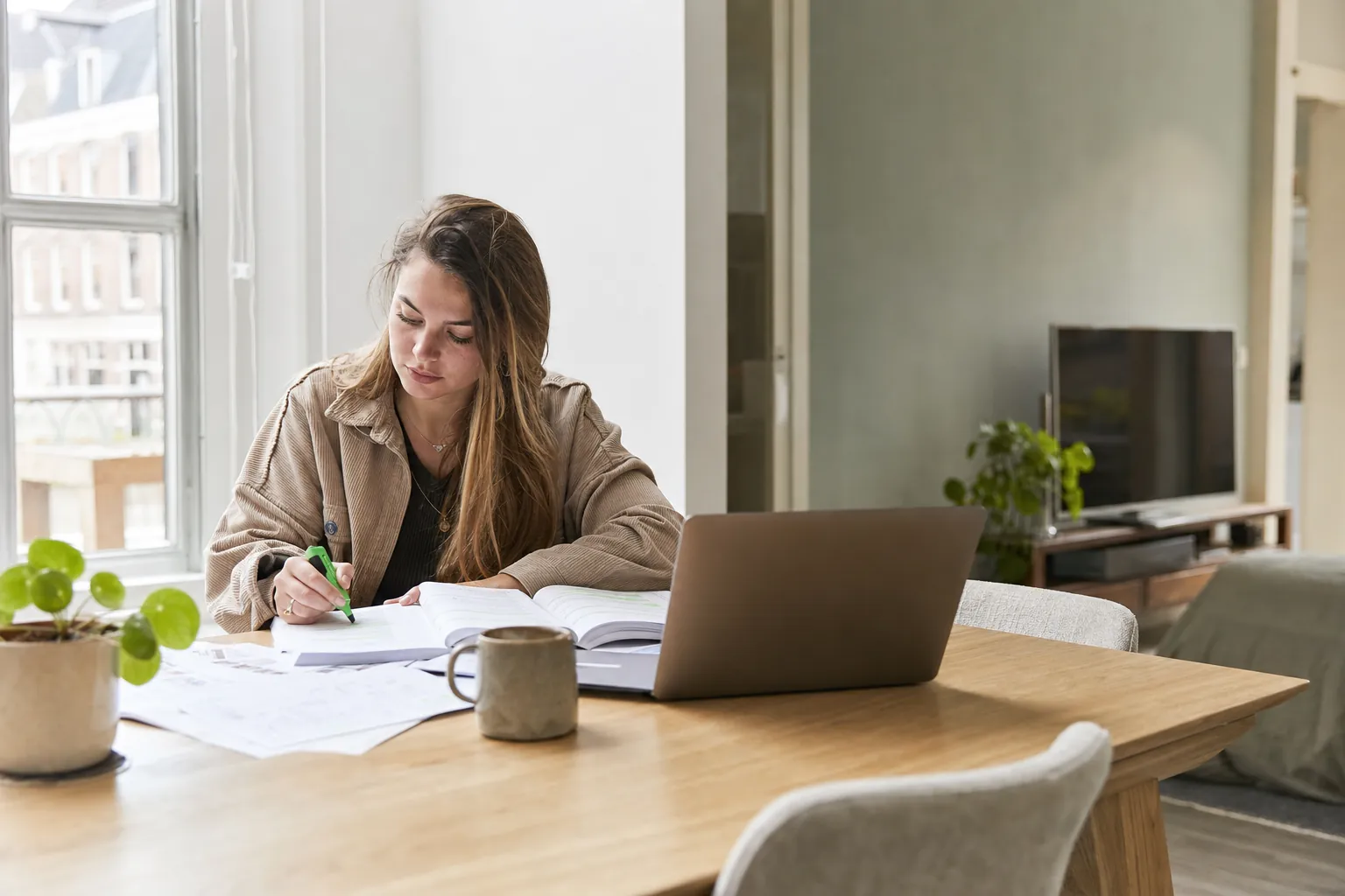 Kandidaat bereidt zich thuis voor op het Wft Basis examen